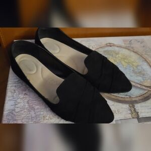 Women's black pointy toe velvet feel flats